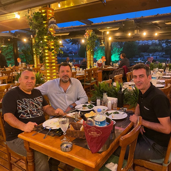 Das Foto wurde bei İskele Restaurant von Eg am 9/29/2022 aufgenommen