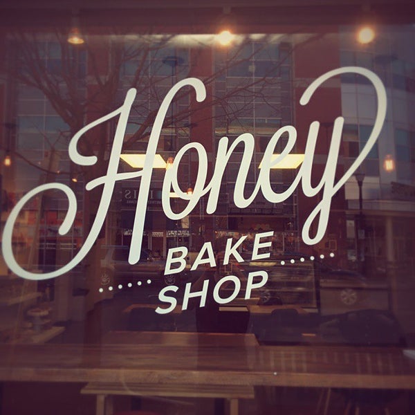 Das Foto wurde bei Honey Bake Shop von Insight E. am 4/20/2015 aufgenommen