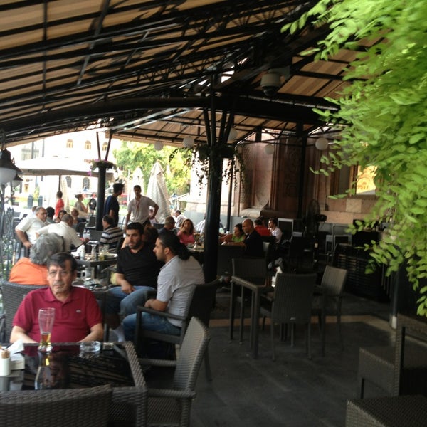 Foto tirada no(a) Meeting Point Gastro Cafe And Terrace por Igor T. em 8/3/2013