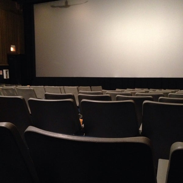 Foto scattata a New 400 Theaters da Clifton H. il 6/22/2014