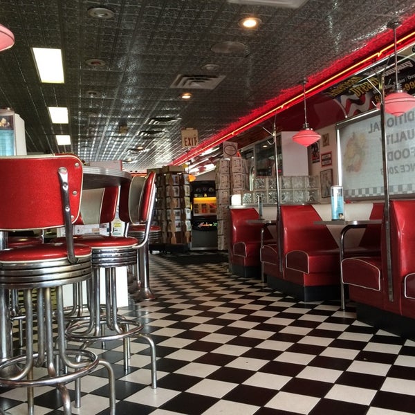 รูปภาพถ่ายที่ The Diner โดย Robert H. เมื่อ 7/8/2014