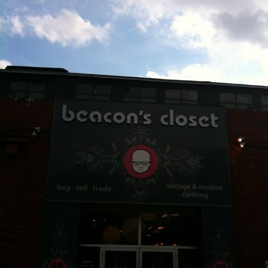 Foto diambil di Beacon&#39;s Closet oleh Mirela L. pada 6/3/2012
