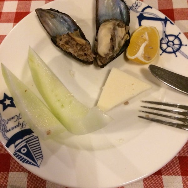 Das Foto wurde bei Assos Yıldız Balık Restaurant von Firdevs Ö. am 7/29/2017 aufgenommen