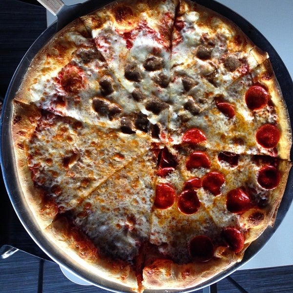 8/10/2014 tarihinde Robin B.ziyaretçi tarafından Riverwalk Pizzeria'de çekilen fotoğraf