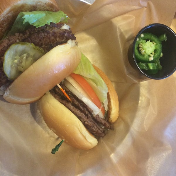 9/22/2015에 Raymond Y.님이 Meatheads Burgers &amp; Fries에서 찍은 사진