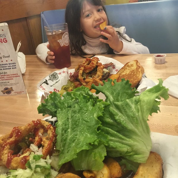 Photo taken at Fuddruckers by Lu H. on 12/30/2015