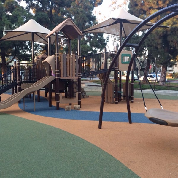 Woodbine Park Palms 3409 S Vinton Ave