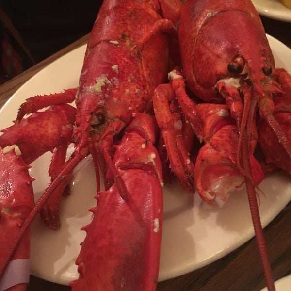 รูปภาพถ่ายที่ Boston Lobster Feast โดย Holly N. เมื่อ 8/14/2016