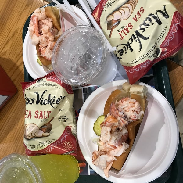Foto diambil di Jake&#39;s Seafood Restaurant oleh Adam S. pada 7/25/2017