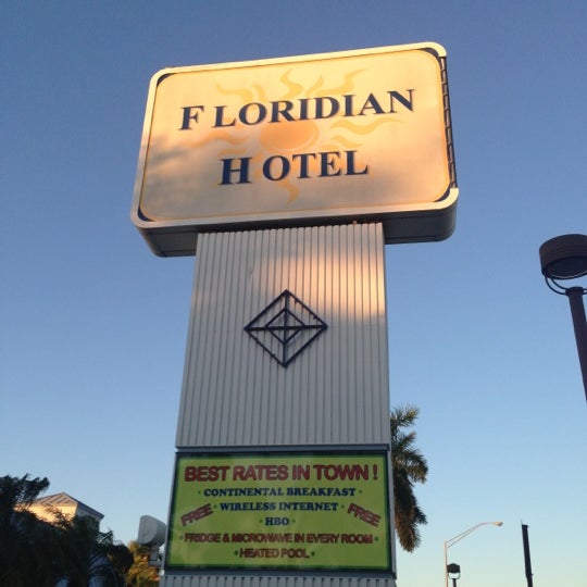 รูปภาพถ่ายที่ Floridian Hotel โดย Michelle F. เมื่อ 12/6/2012