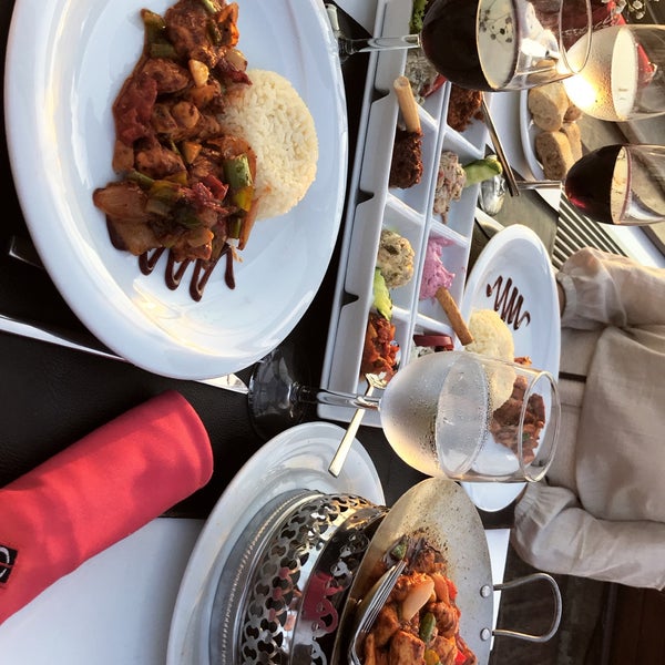 Das Foto wurde bei Peninsula Teras Restaurant von Eylem G. am 8/19/2018 aufgenommen