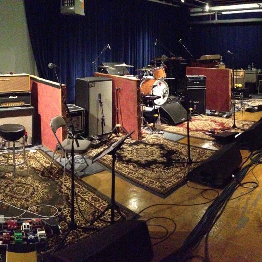 Foto diambil di Complete Music Studios oleh Michael M. pada 3/19/2013