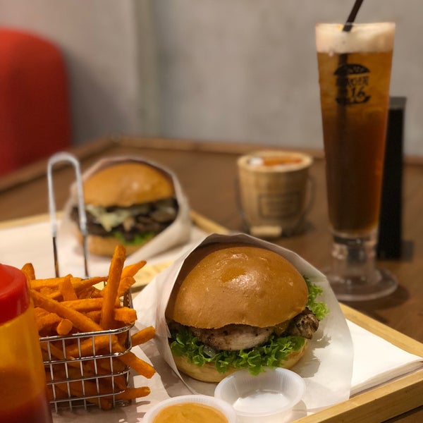 Снимок сделан в Burger On 16 пользователем Muhamad Ismail L. 9/13/2018
