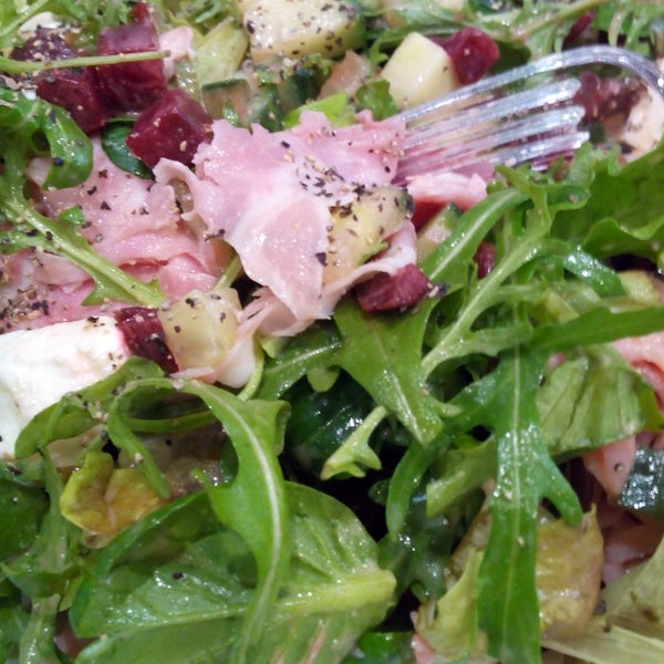 Foto tirada no(a) Eat Salad por Jourdan O. em 2/14/2014