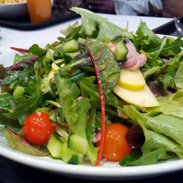 Foto diambil di Eat Salad oleh Jourdan O. pada 2/10/2014