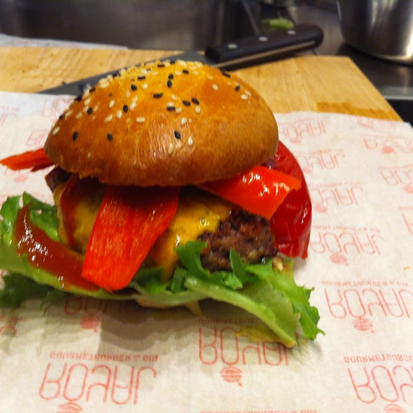1/20/2014 tarihinde Royal Gourmetburger og Ginziyaretçi tarafından Royal Gourmetburger og Gin'de çekilen fotoğraf