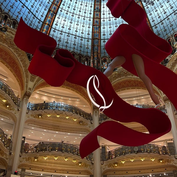 Foto diambil di Terrasse des Galeries Lafayette oleh R♋️ pada 8/30/2023