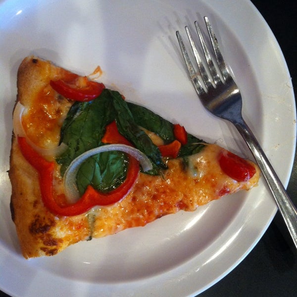 Das Foto wurde bei Fratelli&#39;s Wood-Fired Pizza von Angela M. am 10/21/2014 aufgenommen