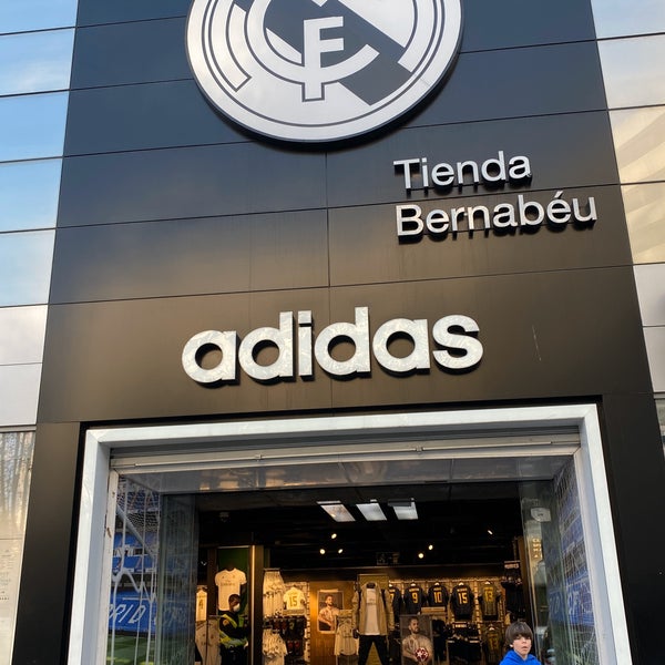 aceptable Saltar marca Photos at Adidas Store Real Madrid Bernabéu - Nueva España - Calle del  Padre Damian 4, Estadio Santiago Bernabeu