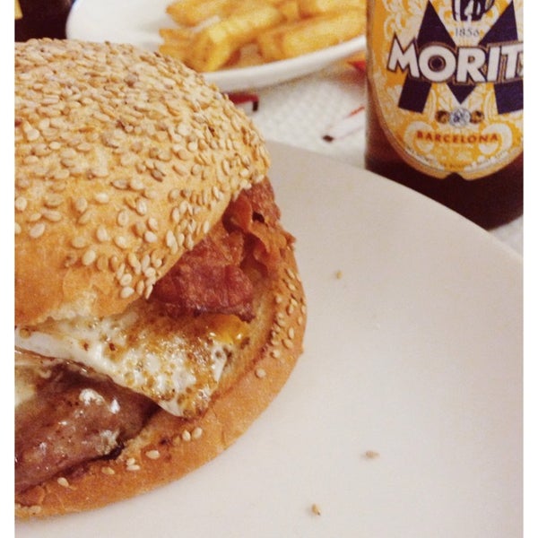 2/2/2014 tarihinde Ada B.ziyaretçi tarafından La Castanya Gourmet Burger'de çekilen fotoğraf