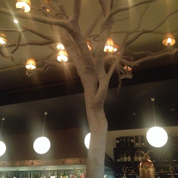 Foto diambil di Copperwood Restaurant oleh Hatz pada 2/9/2014