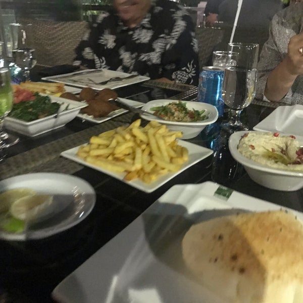 Снимок сделан в Zuwwadeh Restaurant пользователем Reem 8/29/2019