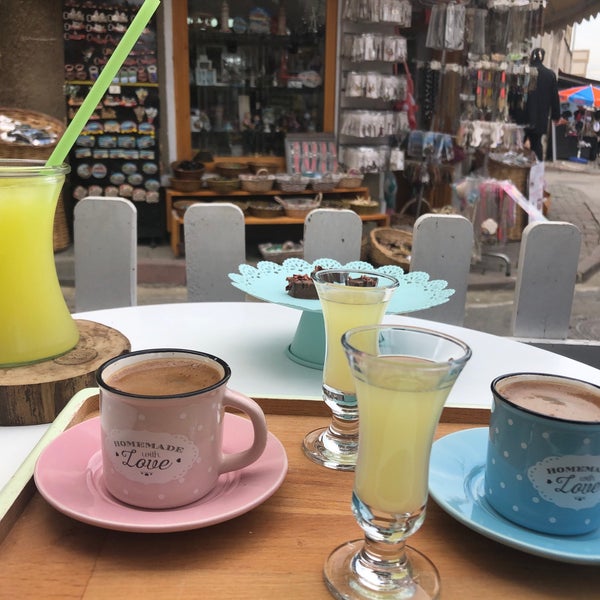 Das Foto wurde bei Büyükada Şekercisi Candy Island Cafe Patisserie von Filiz A. am 4/13/2019 aufgenommen