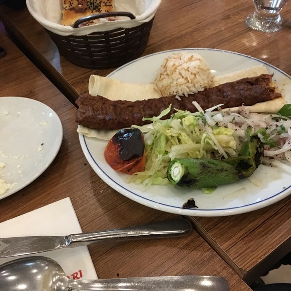Das Foto wurde bei Kebap Diyarı Restaurant von Özkan Ö. am 1/25/2017 aufgenommen