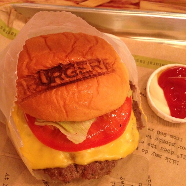 Foto scattata a BurgerFi da Linda T. il 8/10/2014