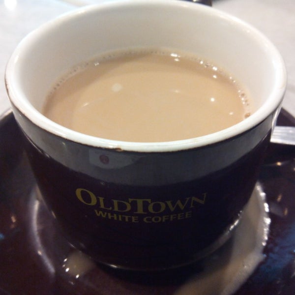 Photo taken at OldTown White Coffee by Ellenesse C. on 3/10/2014