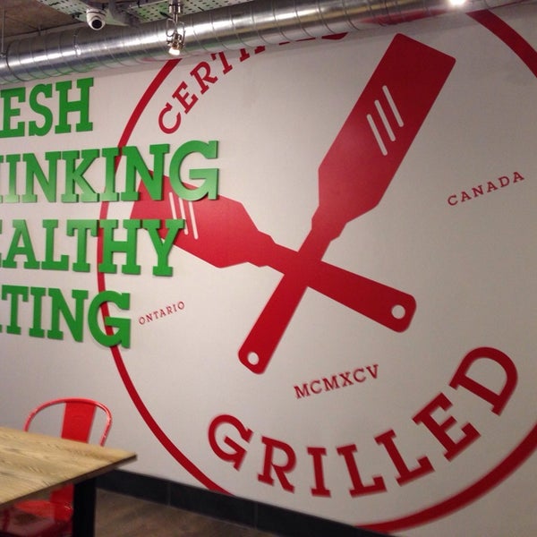 Попить 40 40. Женщина с чашкой чая. Пожилая женщина пьет воду. Аккумуляторная цепная пила гринворкс. Женщина с кружкой чая.