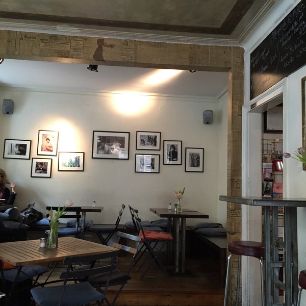 Foto diambil di Café Moulu oleh Michael R. pada 3/28/2015