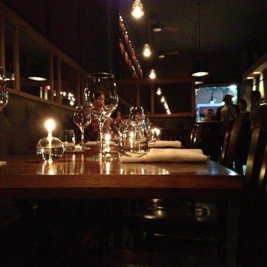 Foto scattata a Commonwealth Restaurant &amp; Skybar da George G. il 10/12/2012
