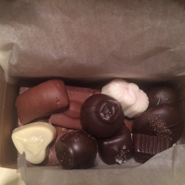 Das Foto wurde bei Aigner Chocolates / Krause&#39;s Candy von Yahmeela S. am 11/28/2015 aufgenommen