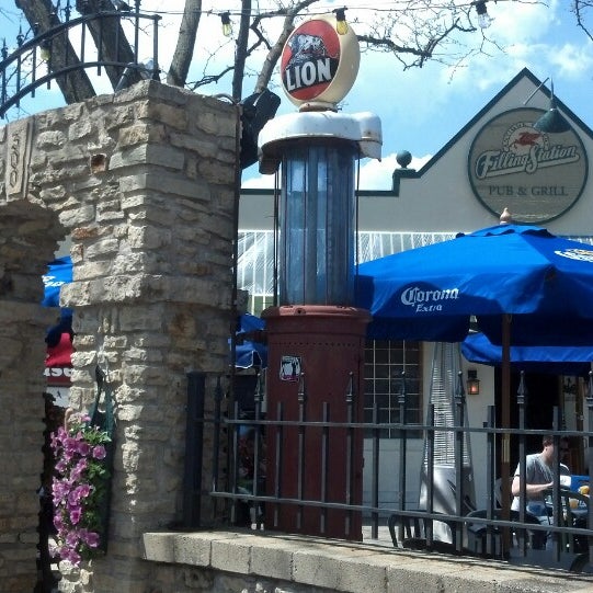 Foto tirada no(a) Filling Station Pub &amp; Grill por Shelley G. em 5/8/2013