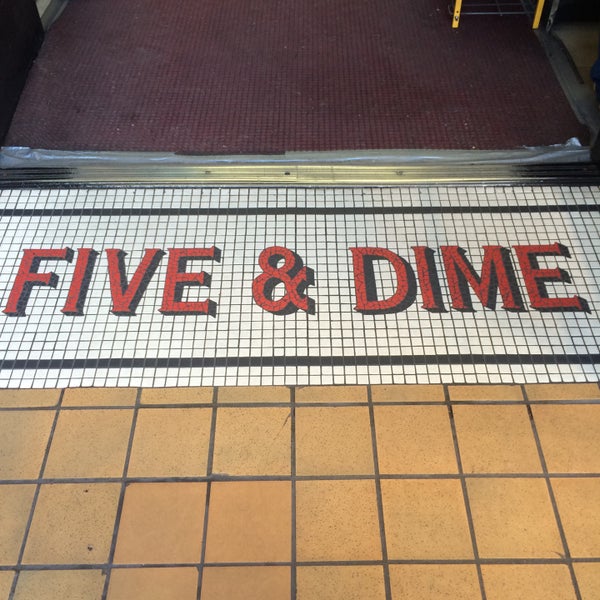 รูปภาพถ่ายที่ Five &amp; Dime General Store โดย Sara Jo เมื่อ 8/5/2016