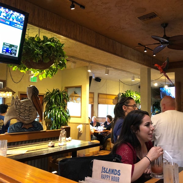 Foto diambil di Islands Restaurant oleh Jason H. pada 6/3/2018