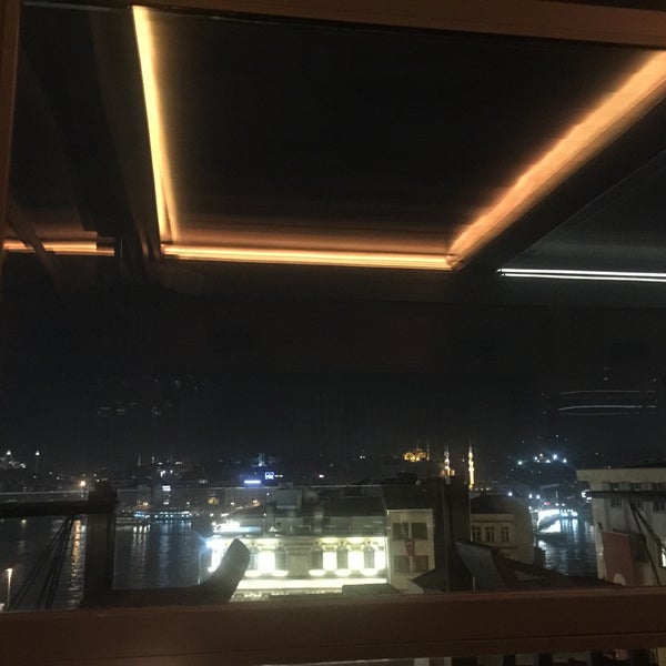 Das Foto wurde bei Bun&amp;Bar İstanbul - Karaköy von Jenny R. am 10/30/2016 aufgenommen