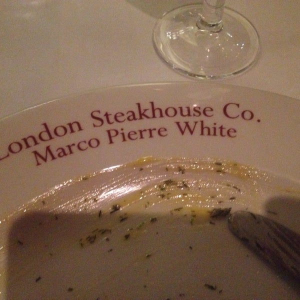 Foto tirada no(a) London Steakhouse Co. por Sarah T. em 2/6/2014