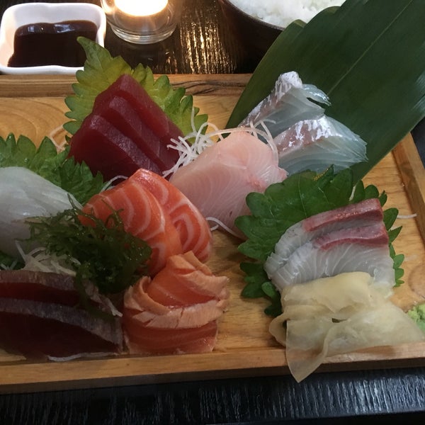 Снимок сделан в Nare Sushi пользователем Kate H. 9/18/2016
