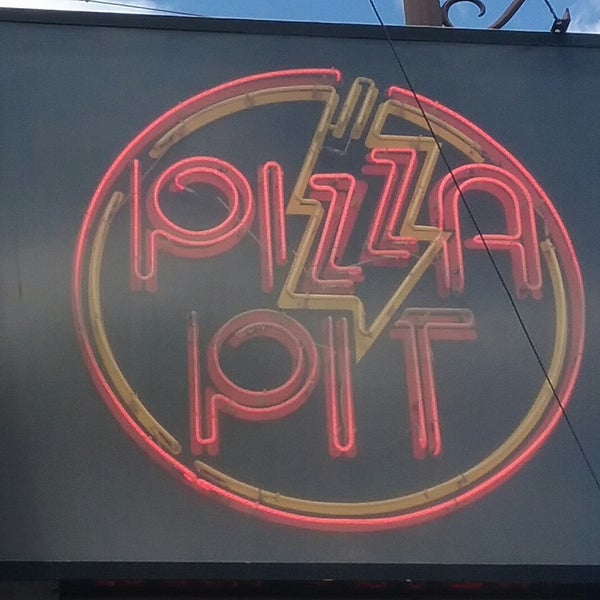 Foto tirada no(a) Pizza Pit por Cyndie L. em 6/24/2017
