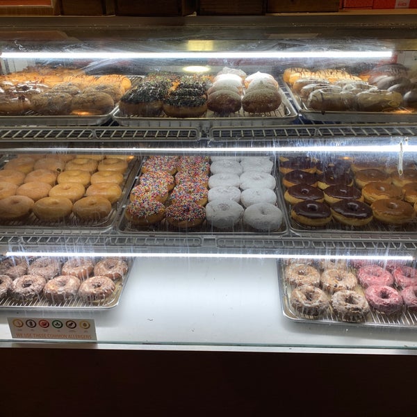 Foto scattata a Sugar Shack Donuts &amp; Coffee da Lee H. il 3/19/2019