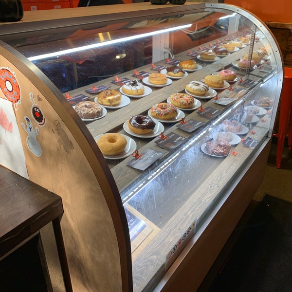 Foto tirada no(a) Sugar Shack Donuts &amp; Coffee por Lee H. em 9/24/2019