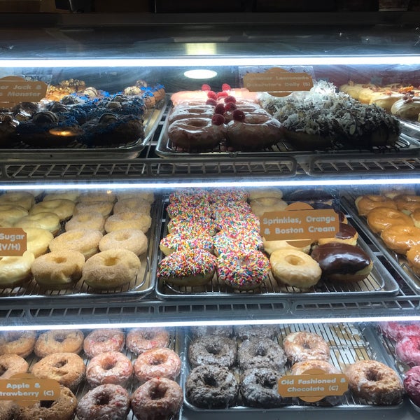 Снимок сделан в Sugar Shack Donuts &amp; Coffee пользователем Lee H. 7/17/2018