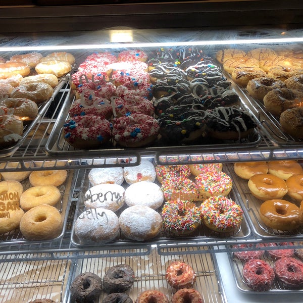 Foto diambil di Sugar Shack Donuts &amp; Coffee oleh Lee H. pada 6/12/2018