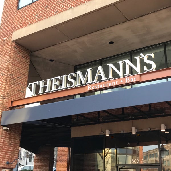 Foto tirada no(a) Joe Theismann&#39;s Restaurant por Lee H. em 3/24/2017