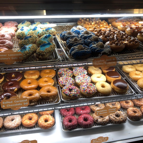 Foto tomada en Sugar Shack Donuts &amp; Coffee  por Lee H. el 7/24/2018