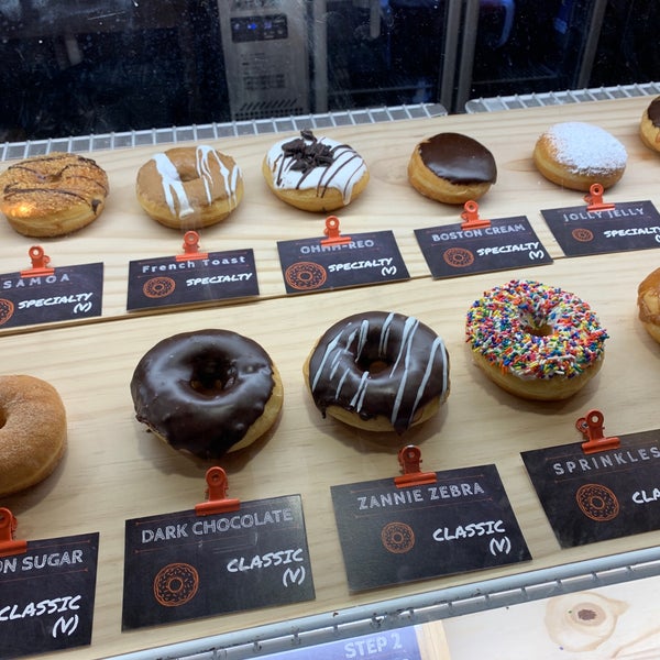 รูปภาพถ่ายที่ Sugar Shack Donuts &amp; Coffee โดย Lee H. เมื่อ 7/2/2019