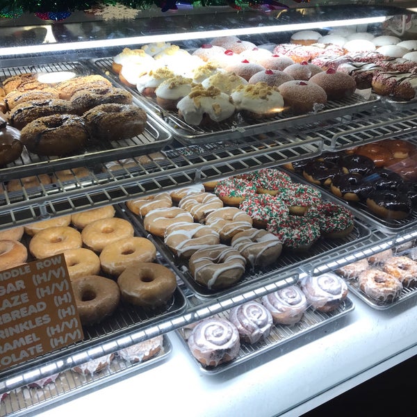 Foto scattata a Sugar Shack Donuts &amp; Coffee da Lee H. il 12/4/2018