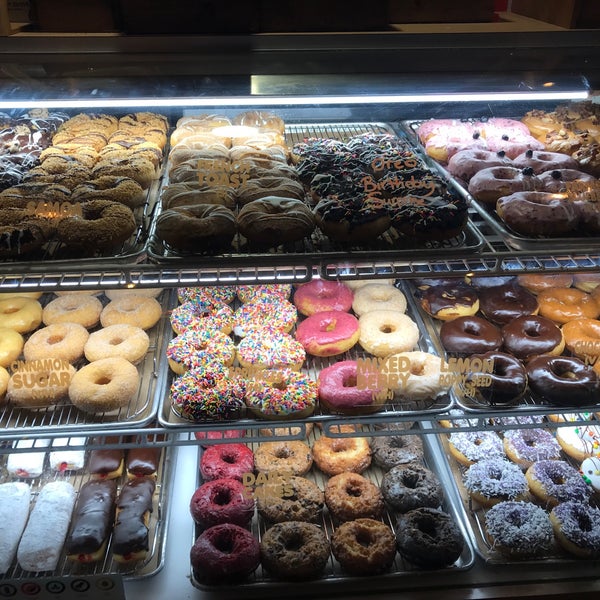 Снимок сделан в Sugar Shack Donuts &amp; Coffee пользователем Lee H. 5/30/2018